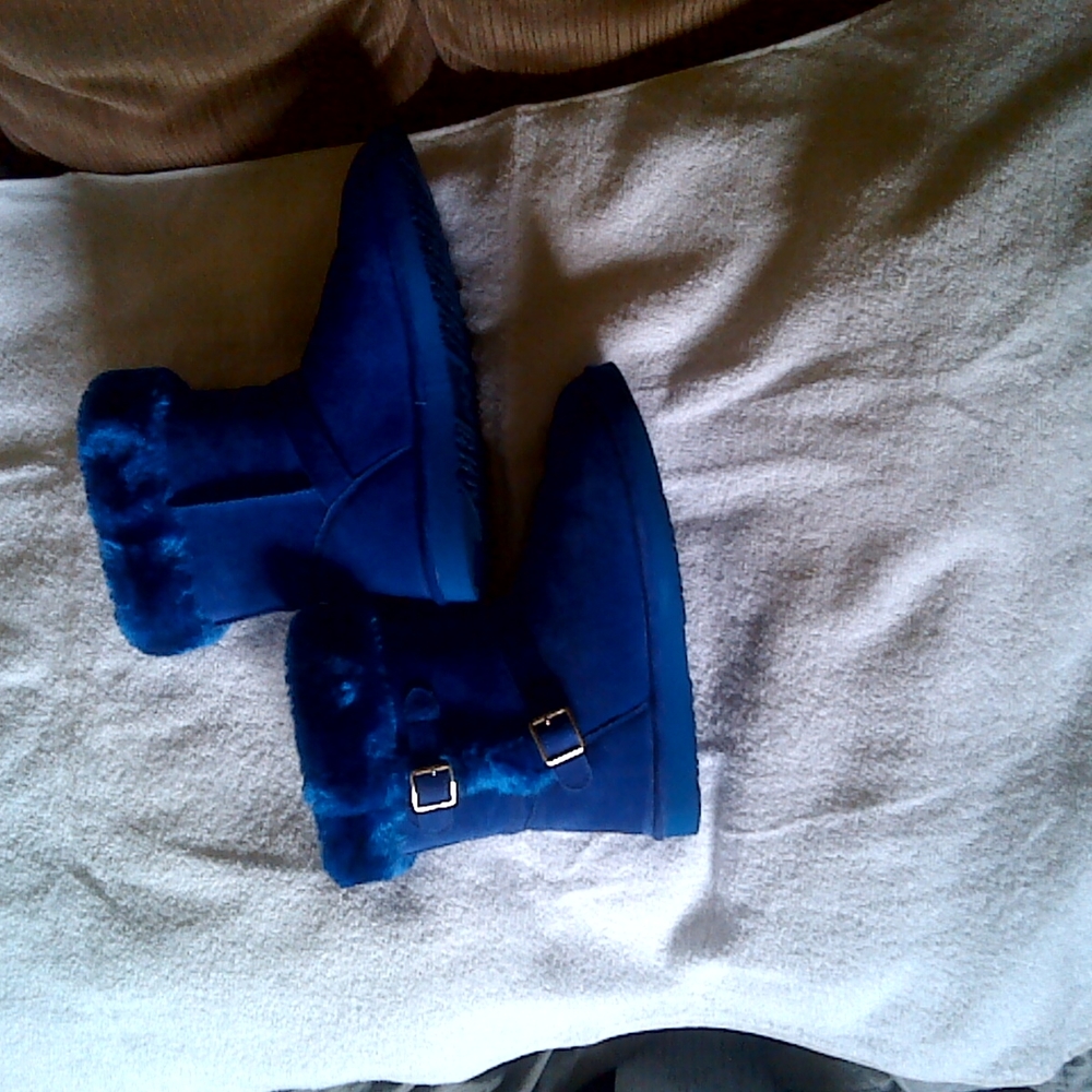 Lamo blue suede, fleece lined ankle boots with buckle closures. Size 10.